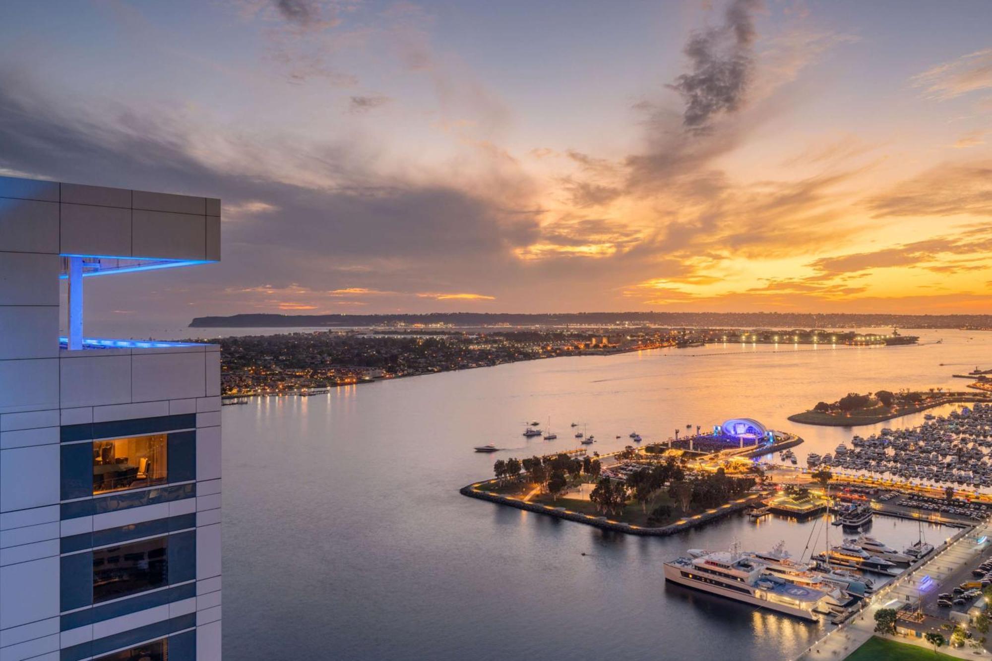 Hilton San Diego Bayfront Exterior photo